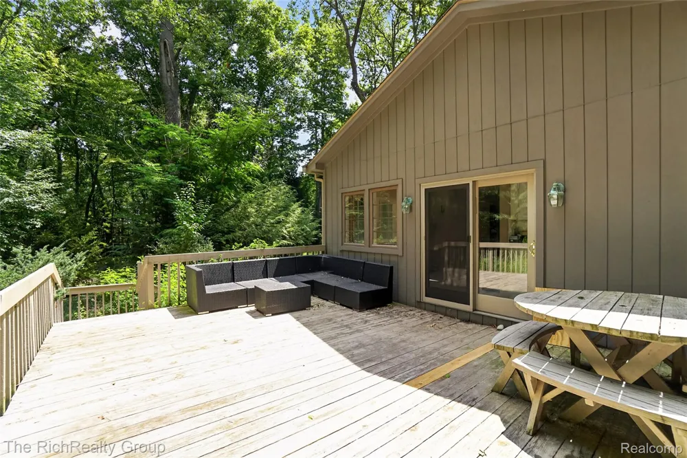 2300 Stoney Bluff Milford Charter Township, MI 48381