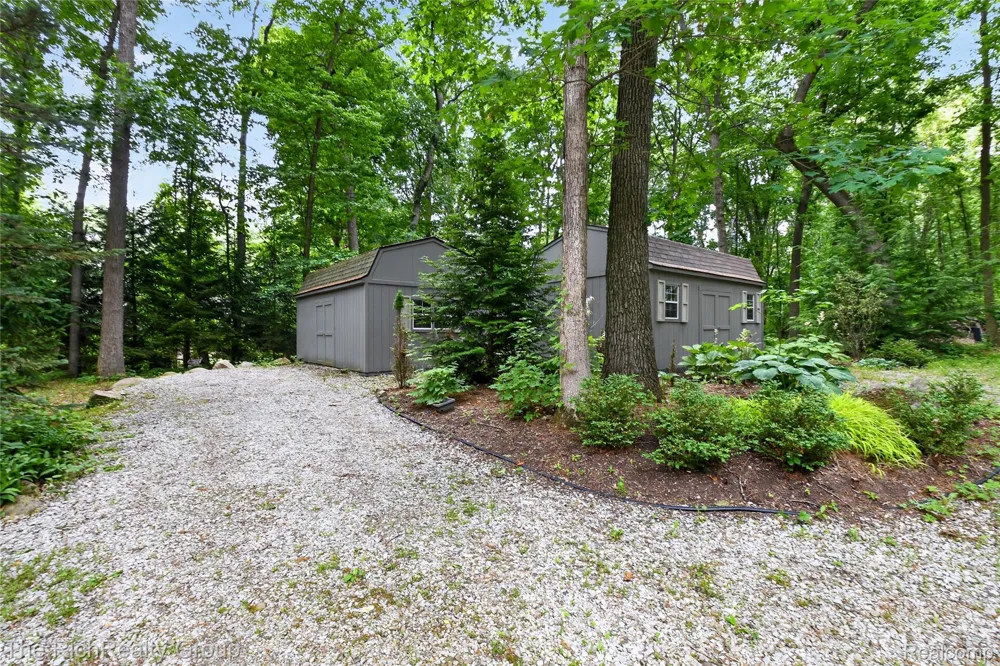 2300 Stoney Bluff Milford Charter Township, MI 48381