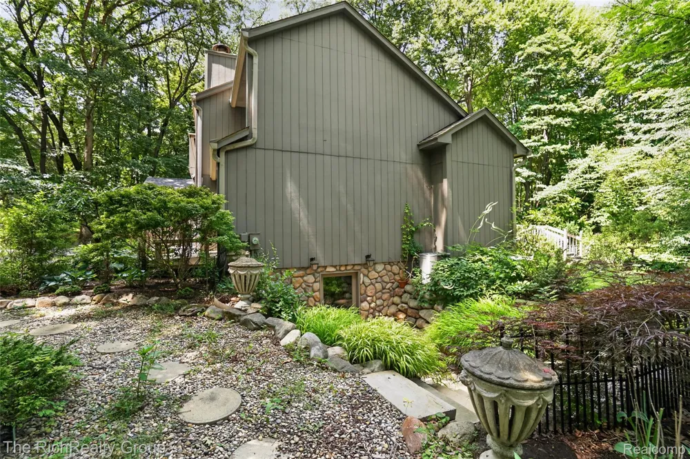 2300 Stoney Bluff Milford Charter Township, MI 48381