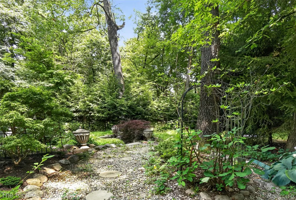2300 Stoney Bluff Milford Charter Township, MI 48381