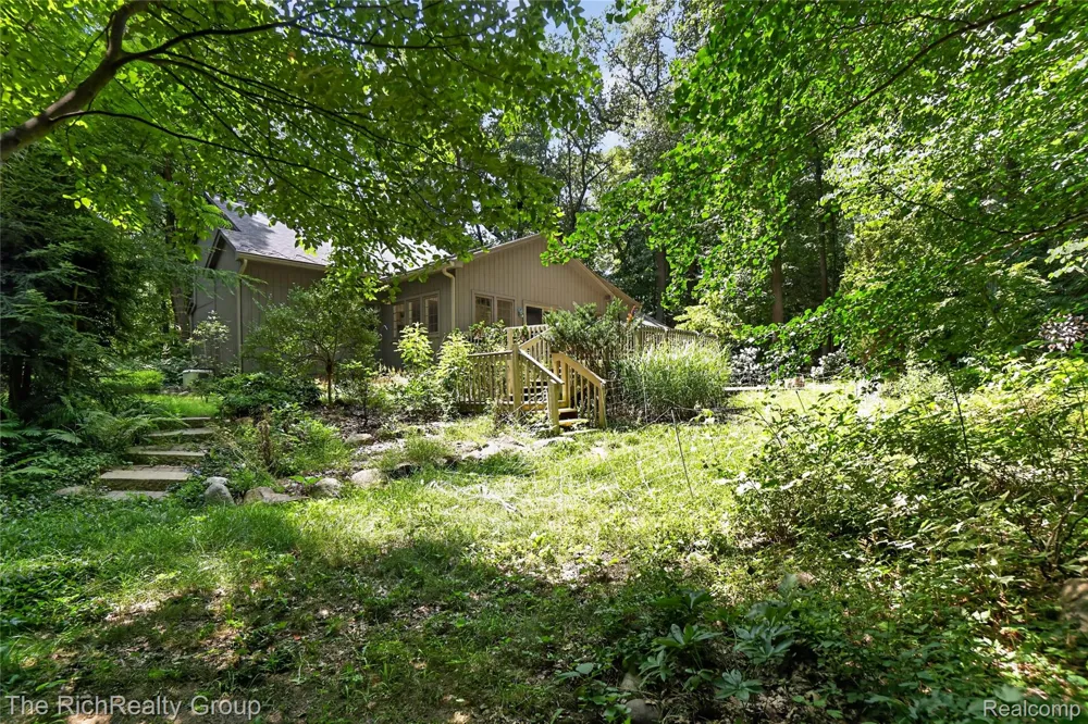 2300 Stoney Bluff Milford Charter Township, MI 48381