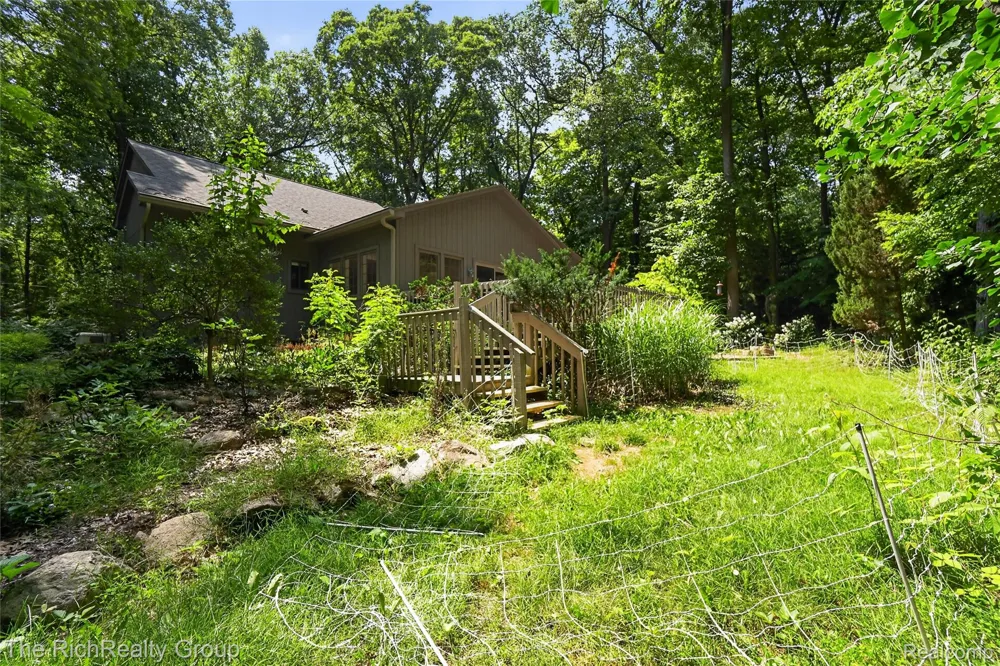 2300 Stoney Bluff Milford Charter Township, MI 48381