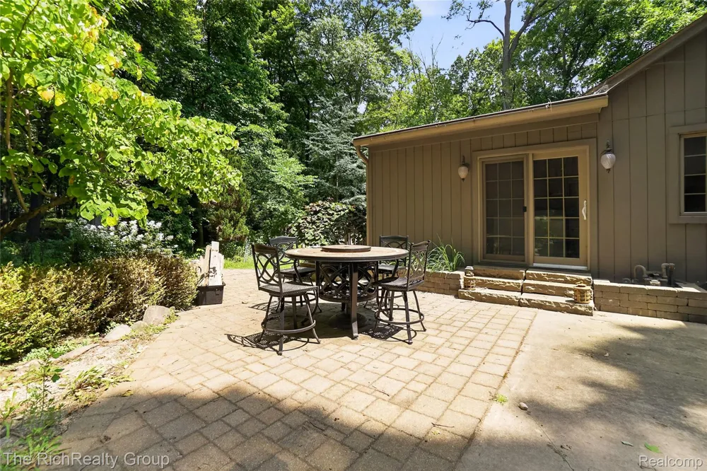 2300 Stoney Bluff Milford Charter Township, MI 48381