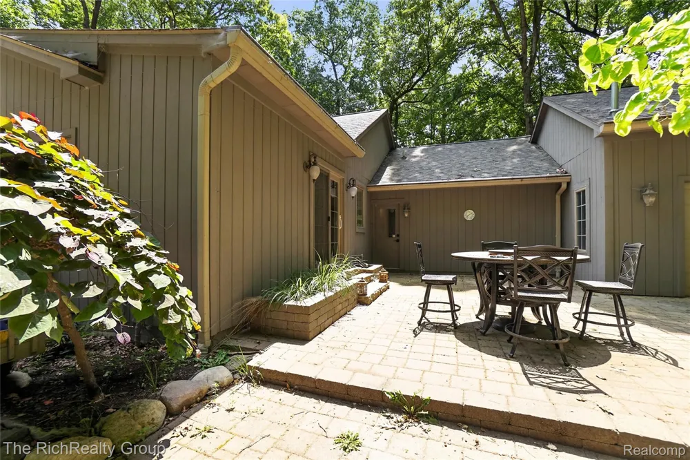 2300 Stoney Bluff Milford Charter Township, MI 48381