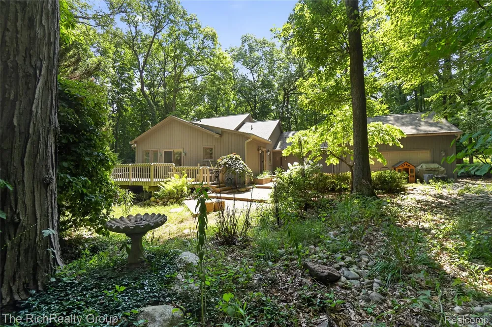 2300 Stoney Bluff Milford Charter Township, MI 48381