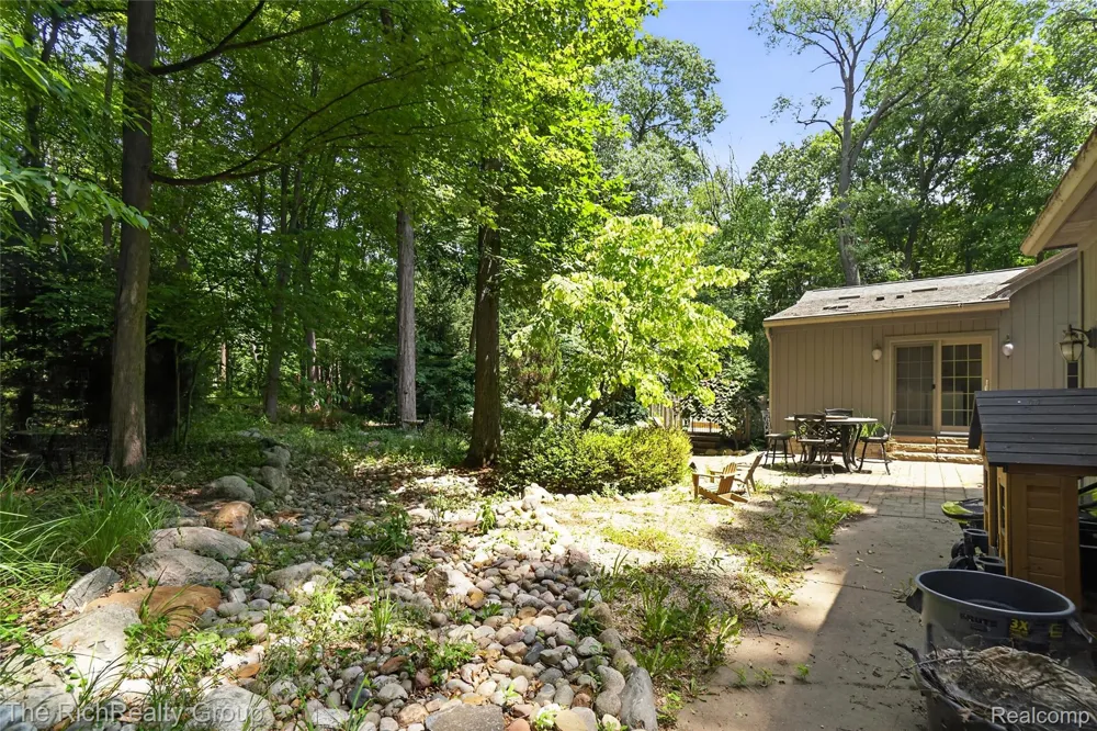 2300 Stoney Bluff Milford Charter Township, MI 48381