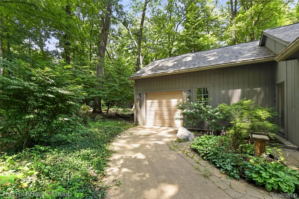 2300 Stoney Bluff Milford Charter Township, MI 48381
