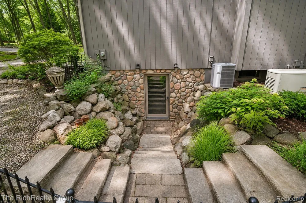2300 Stoney Bluff Milford Charter Township, MI 48381