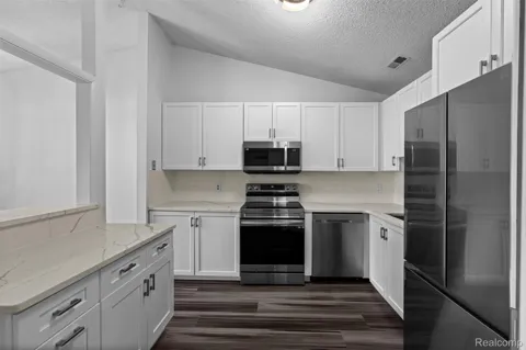 6680 Ridgefield Circle #201