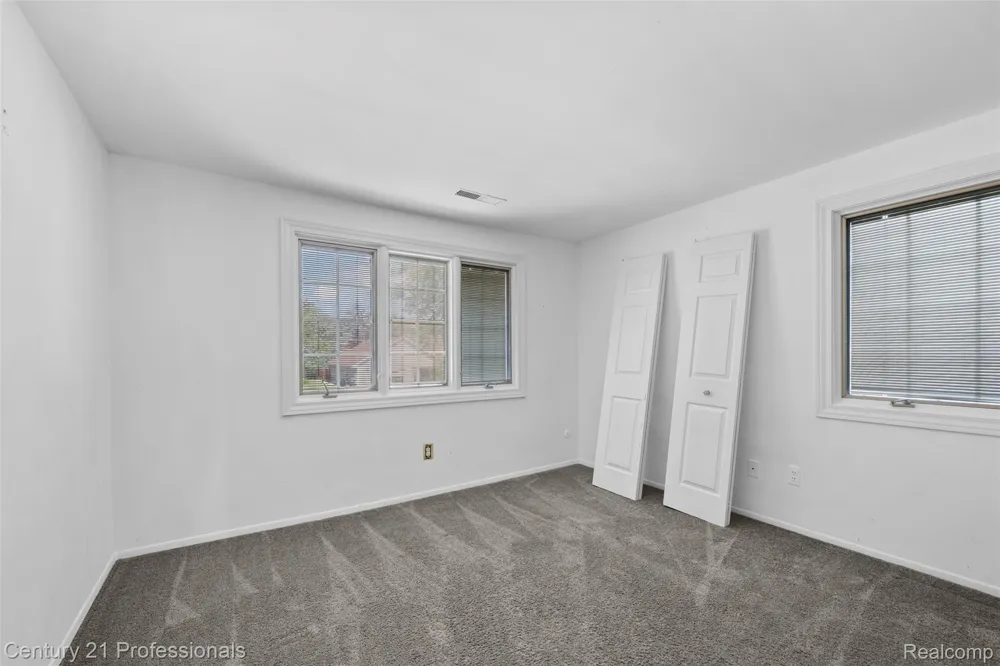 1872 Flemington Drive Troy City, MI 48098