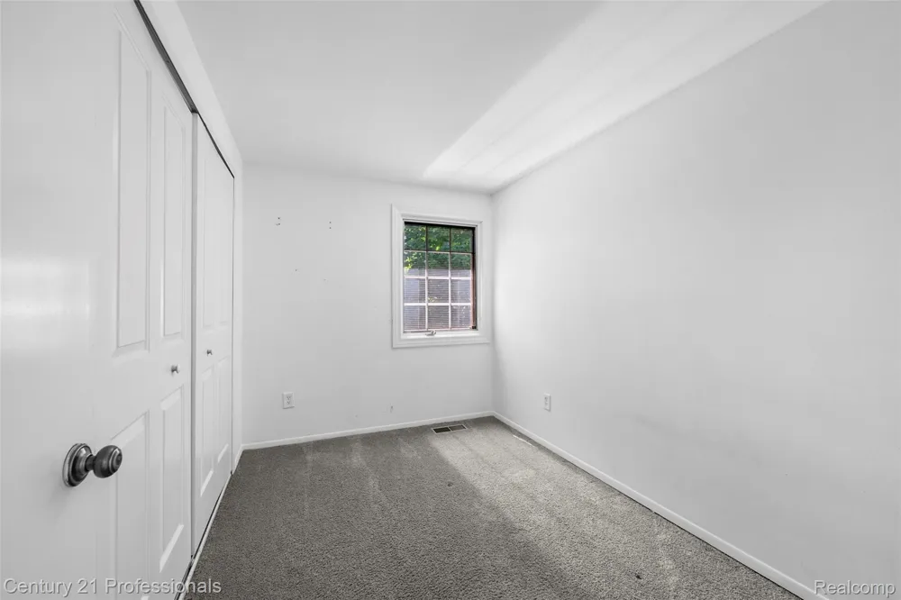 1872 Flemington Drive Troy City, MI 48098