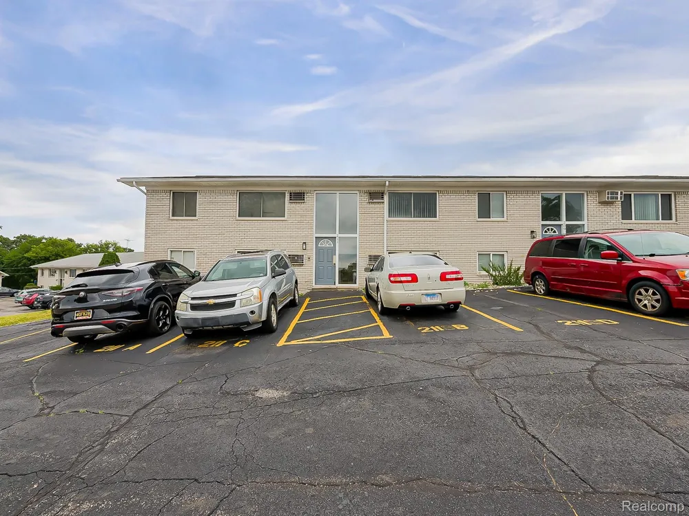 211 Summit Ridge #D White Lake Charter Township, MI 48386