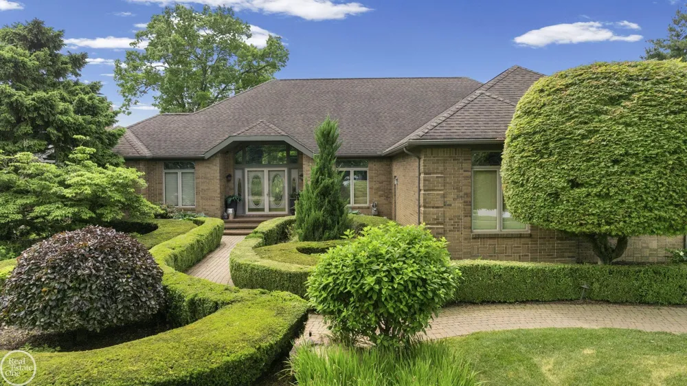 6718 Pond Drive Washington Township, MI 48094