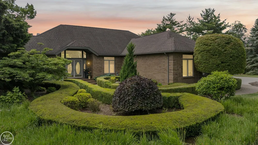 6718 Pond Drive Washington Township, MI 48094