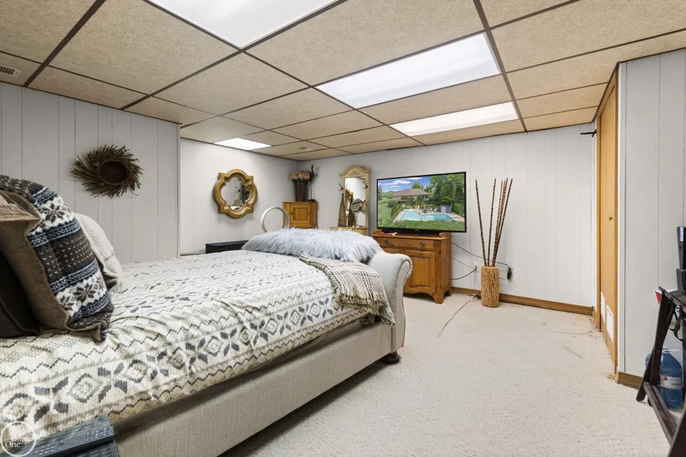6718 Pond Drive Washington Township, MI 48094
