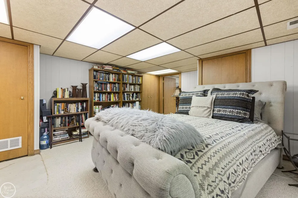 6718 Pond Drive Washington Township, MI 48094