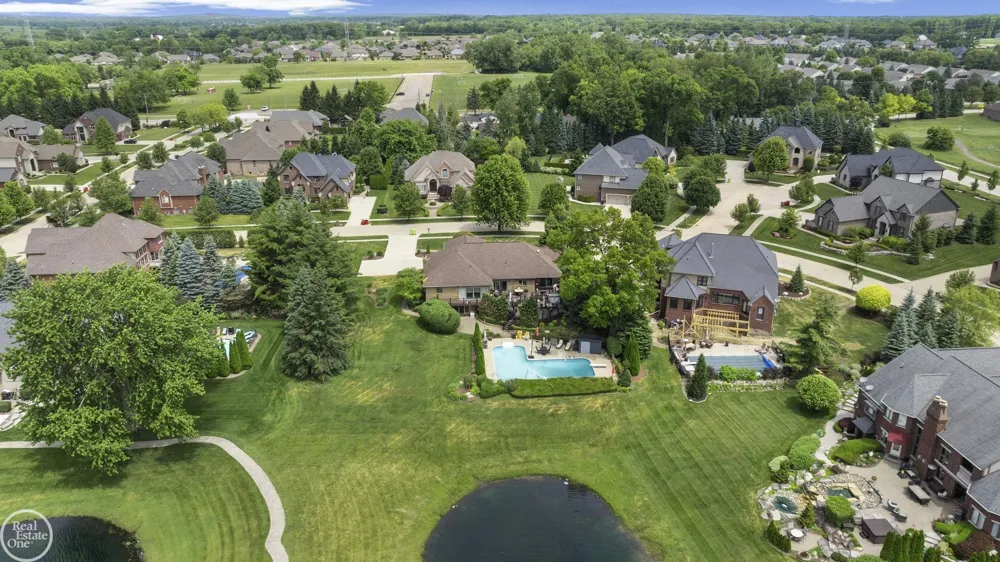 6718 Pond Drive Washington Township, MI 48094