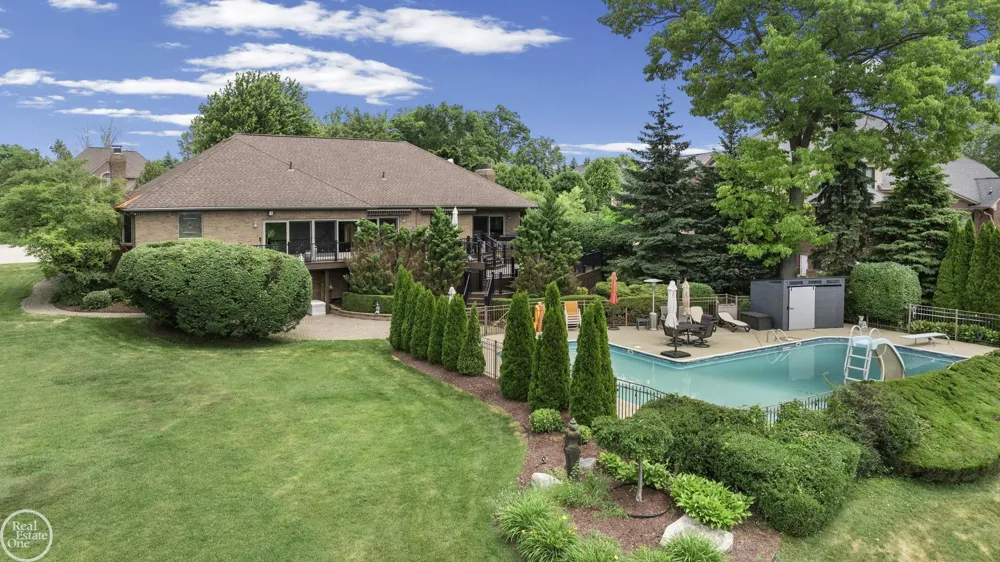 6718 Pond Drive Washington Township, MI 48094