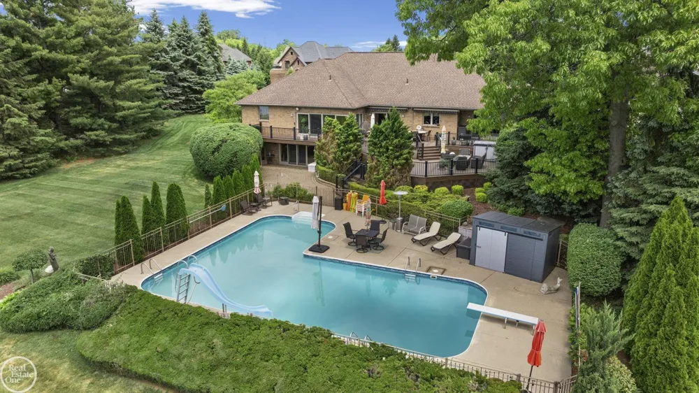 6718 Pond Drive Washington Township, MI 48094