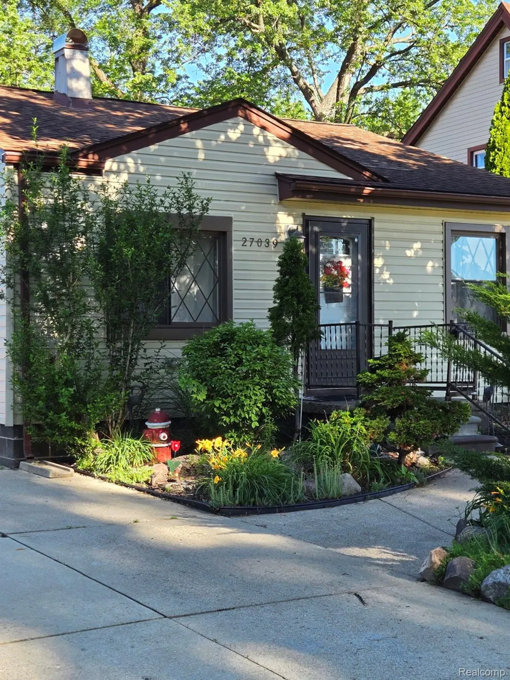 27039 Alden Street Madison Heights City, MI 48071