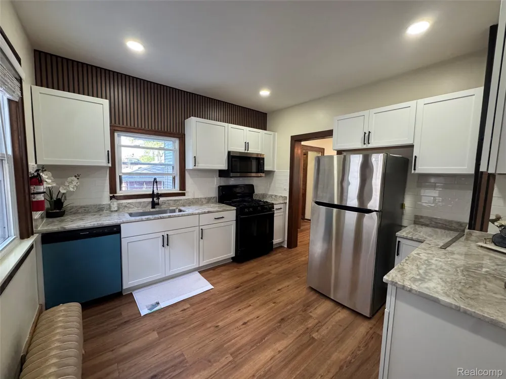 563 Eureka Road Wyandotte City, MI 48192