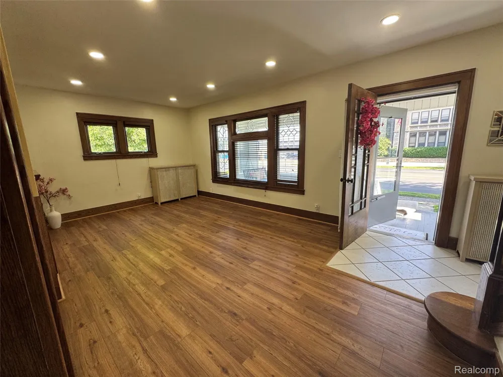 563 Eureka Road Wyandotte City, MI 48192