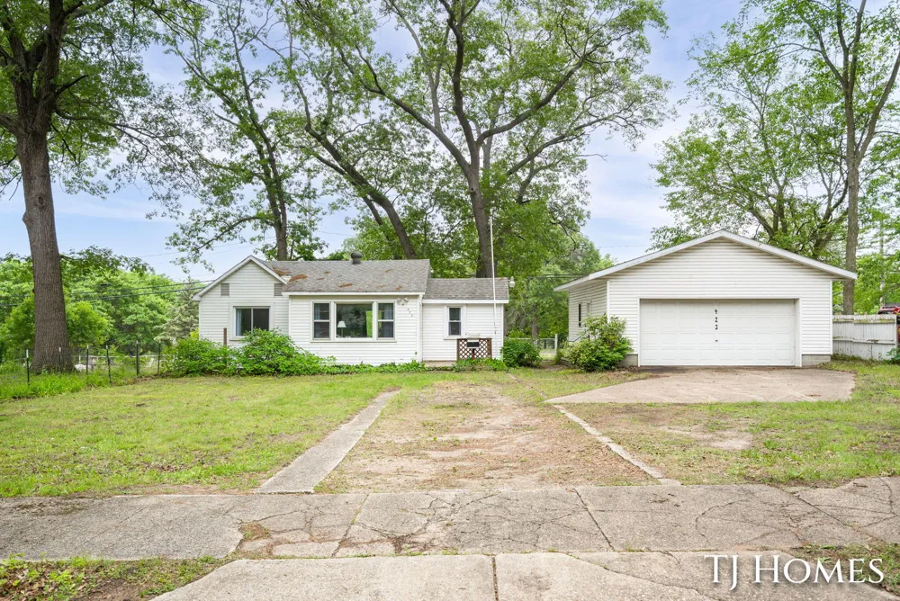 423 Collins Avenue Muskegon Heights City, MI 49444