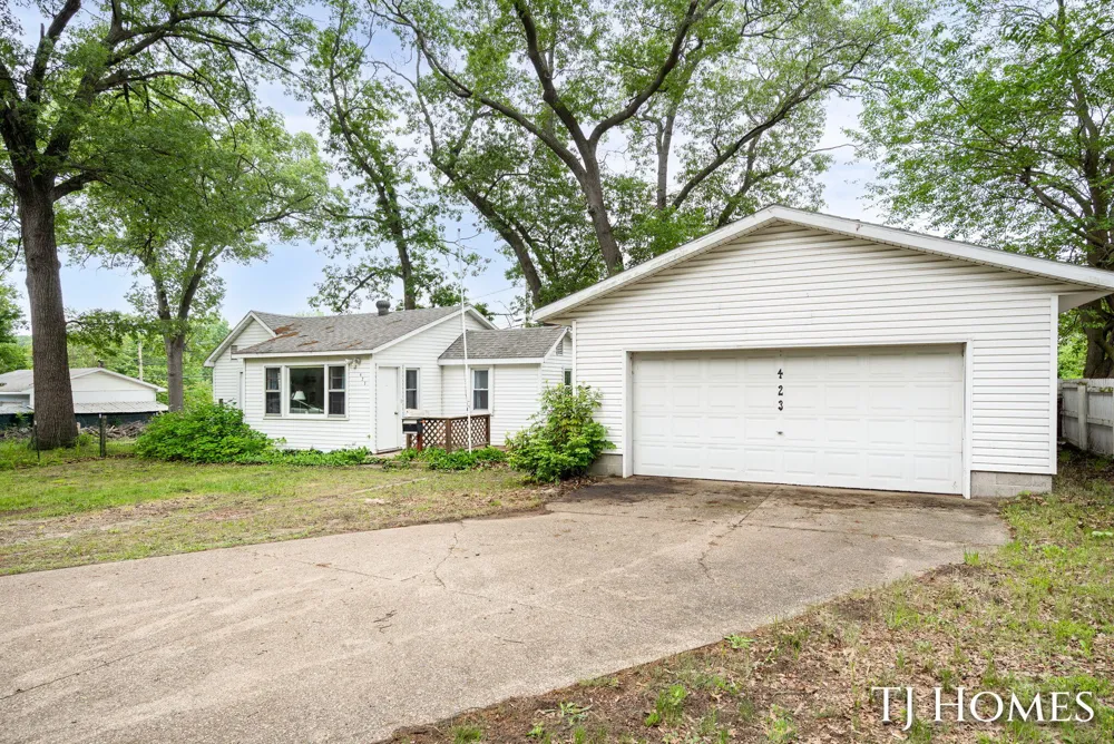 423 Collins Avenue Muskegon Heights City, MI 49444