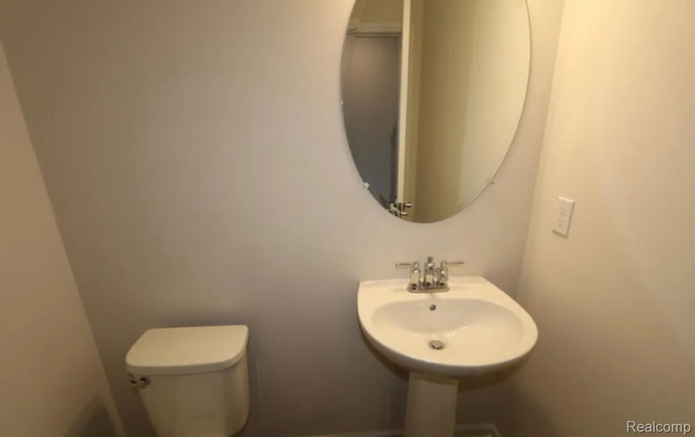 8587 Grove Street Washington Township, MI 48094