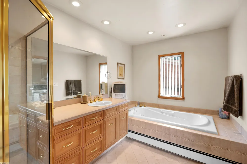 41589 Windmill Street Harrison Charter Township, MI 48045