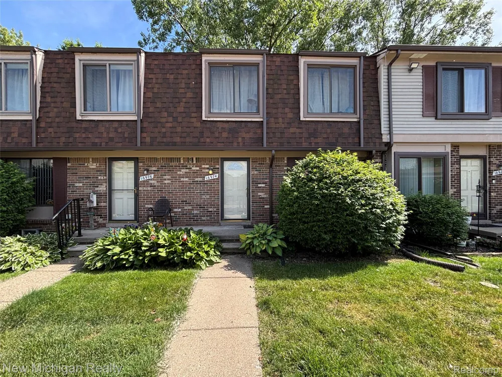 16974 Kingsbrooke Drive Clinton Charter Township, MI 48038