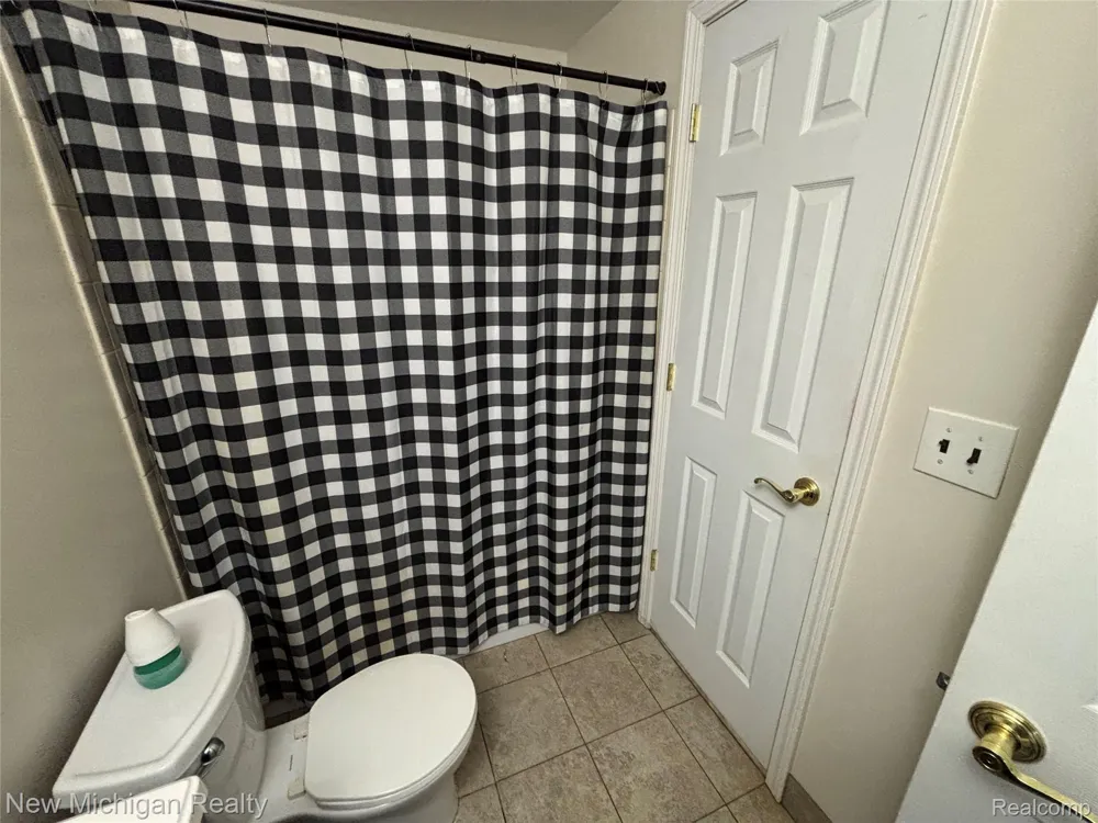 16974 Kingsbrooke Drive Clinton Charter Township, MI 48038