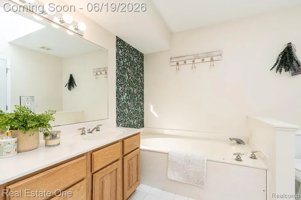 6595 Scenic Pines Court Independence Charter Township, MI 48346