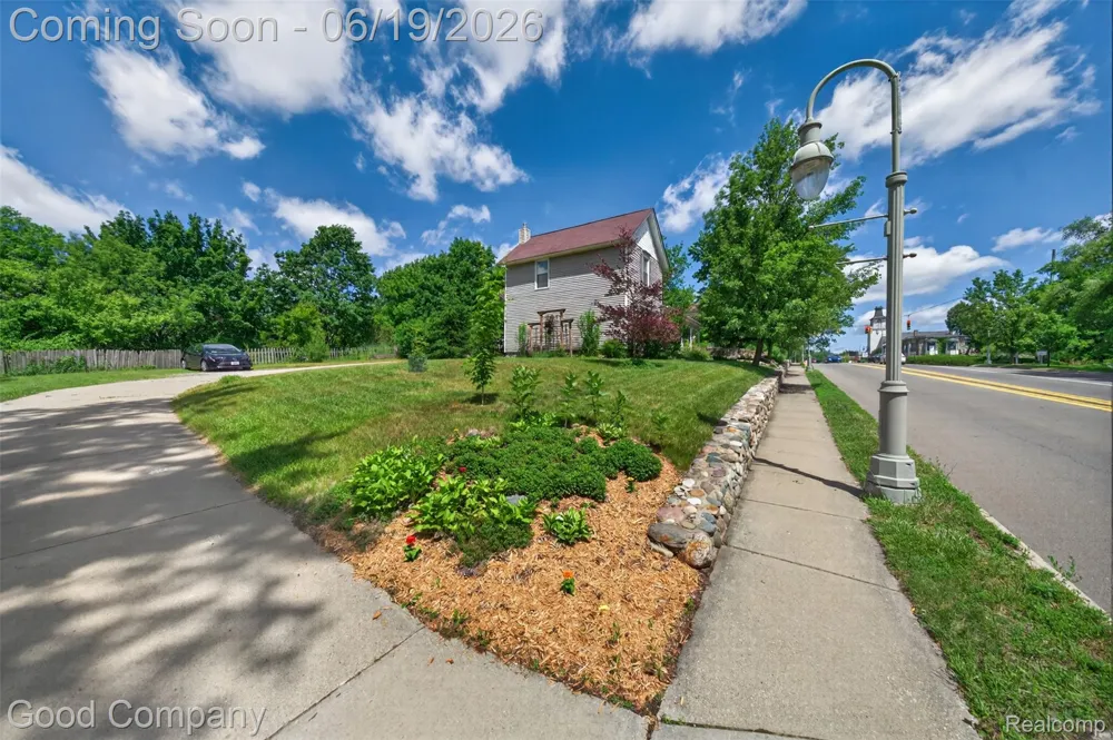 89 S Main Street Clarkston City, MI 48346