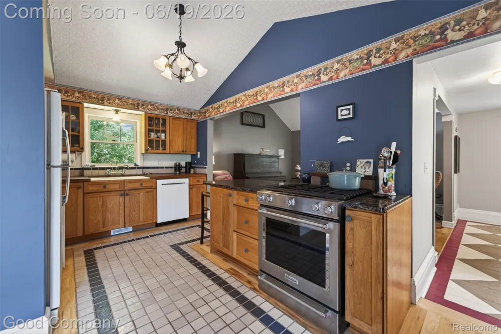 89 S Main Street Clarkston City, MI 48346