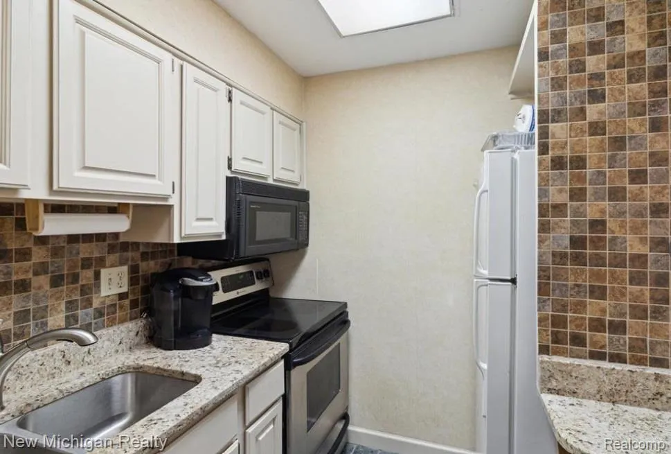 43000 12 Oaks Crescent Drive #2033 Novi City, MI 48377