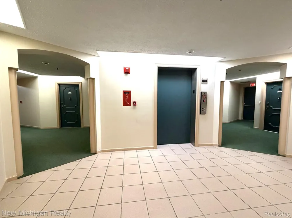 43000 12 Oaks Crescent Drive #2033 Novi City, MI 48377