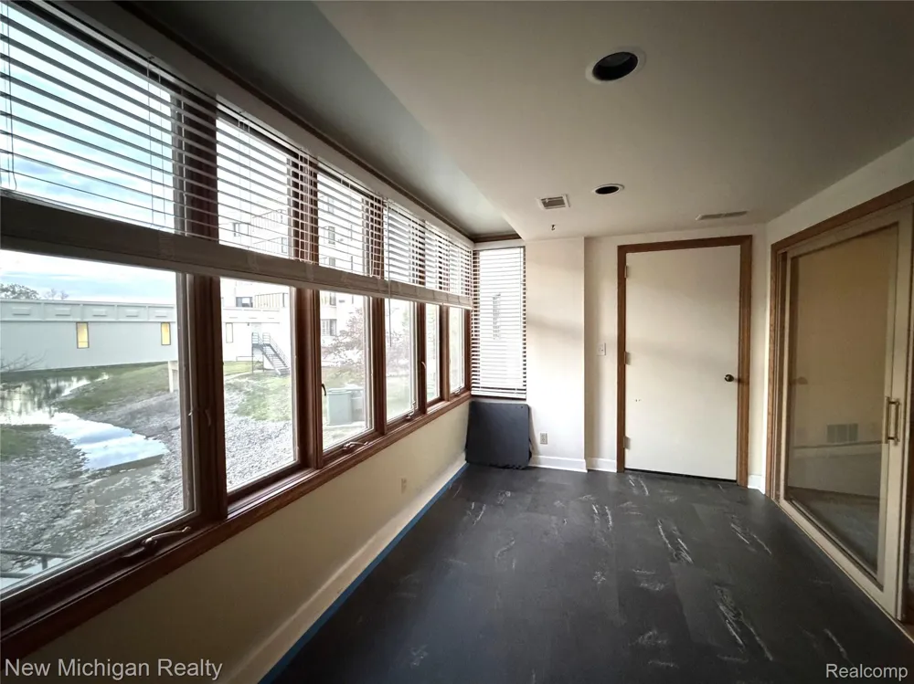 43000 12 Oaks Crescent Drive #2033 Novi City, MI 48377