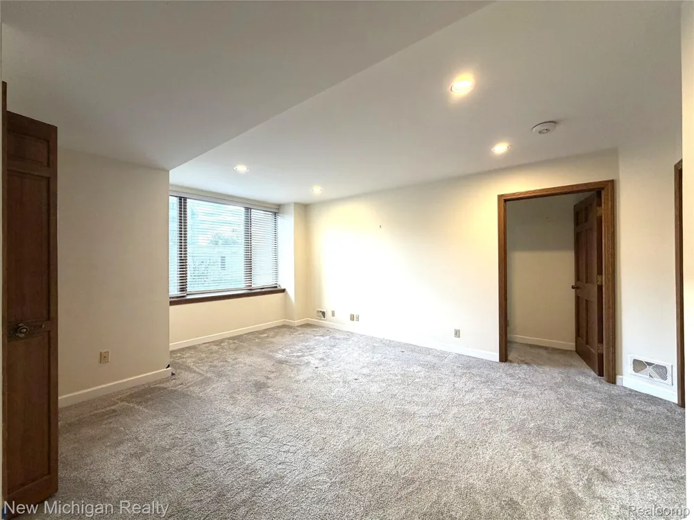 43000 12 Oaks Crescent Drive #2033 Novi City, MI 48377
