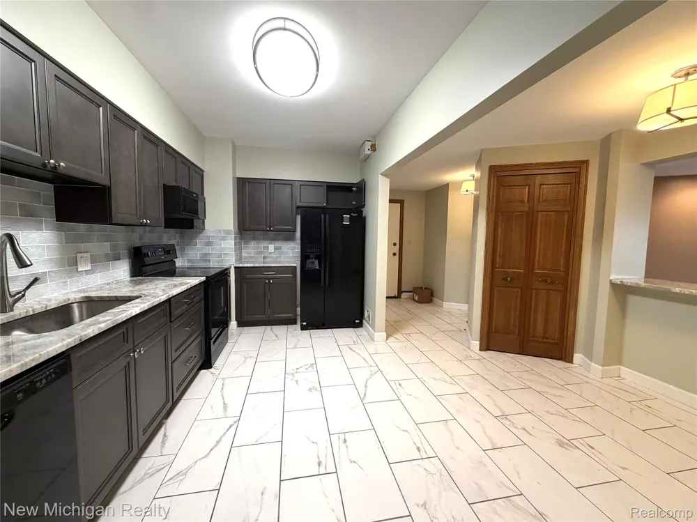 43000 12 Oaks Crescent Drive #2033 Novi City, MI 48377