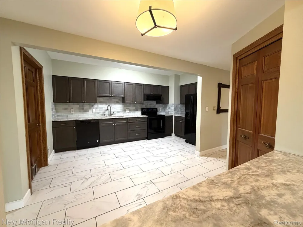 43000 12 Oaks Crescent Drive #2033 Novi City, MI 48377