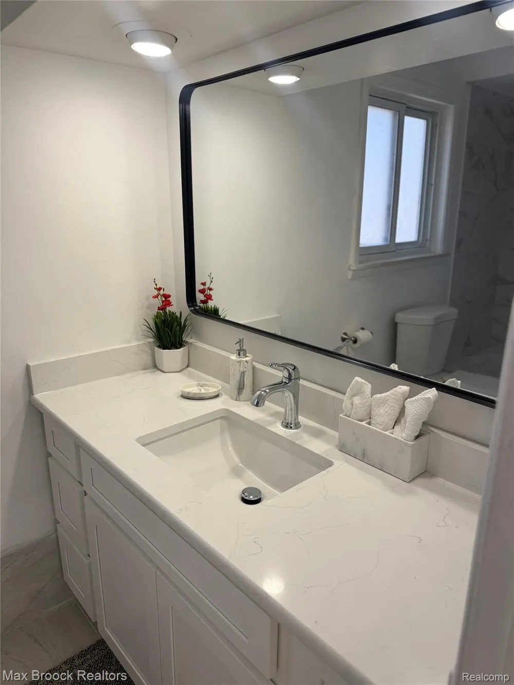 19682 Jeanette Street Southfield City, MI 48075