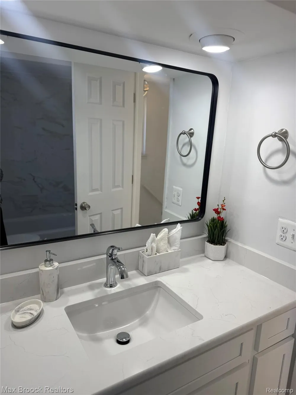 19682 Jeanette Street Southfield City, MI 48075