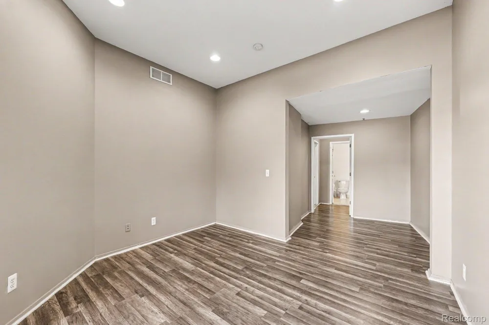 32821 Grand River Avenue #B Farmington City, MI 48336