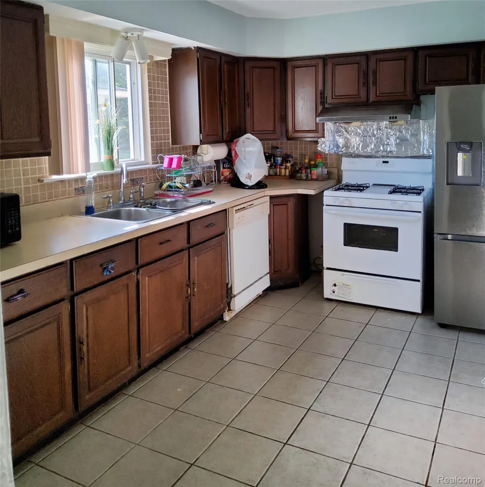 25525 Powers Avenue Dearborn Heights City, MI 48125