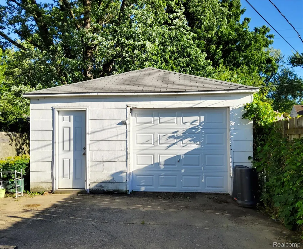 25525 Powers Avenue Dearborn Heights City, MI 48125
