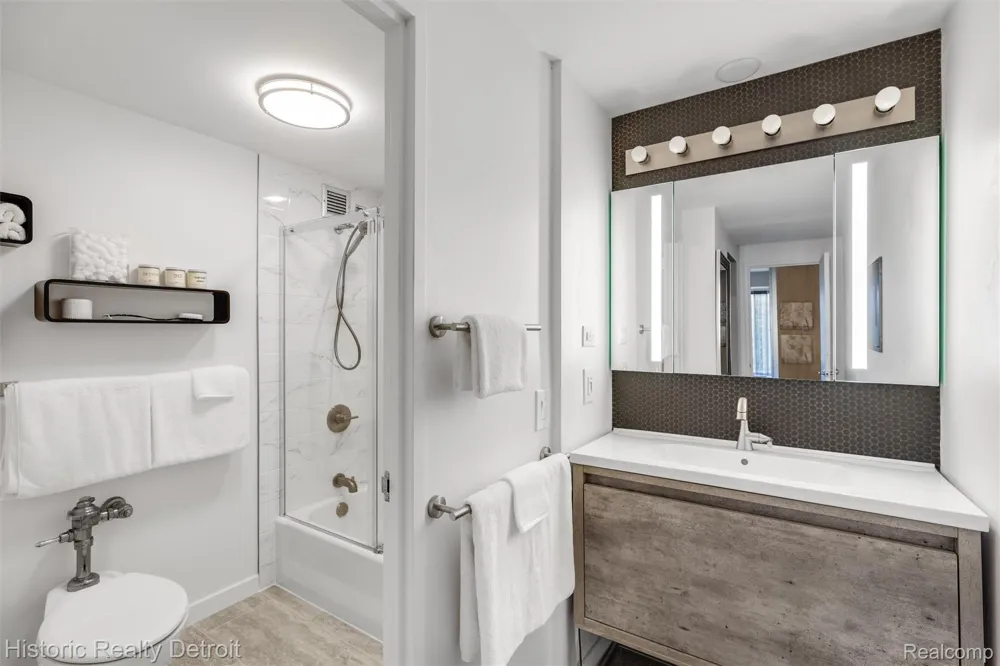 1300 E Lafayette Street E #307 Detroit City, MI 48207