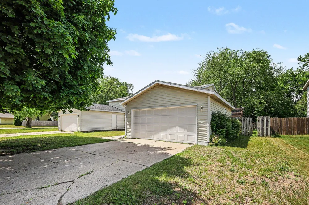 423 Pine Place Street SE Kentwood City, MI 49548