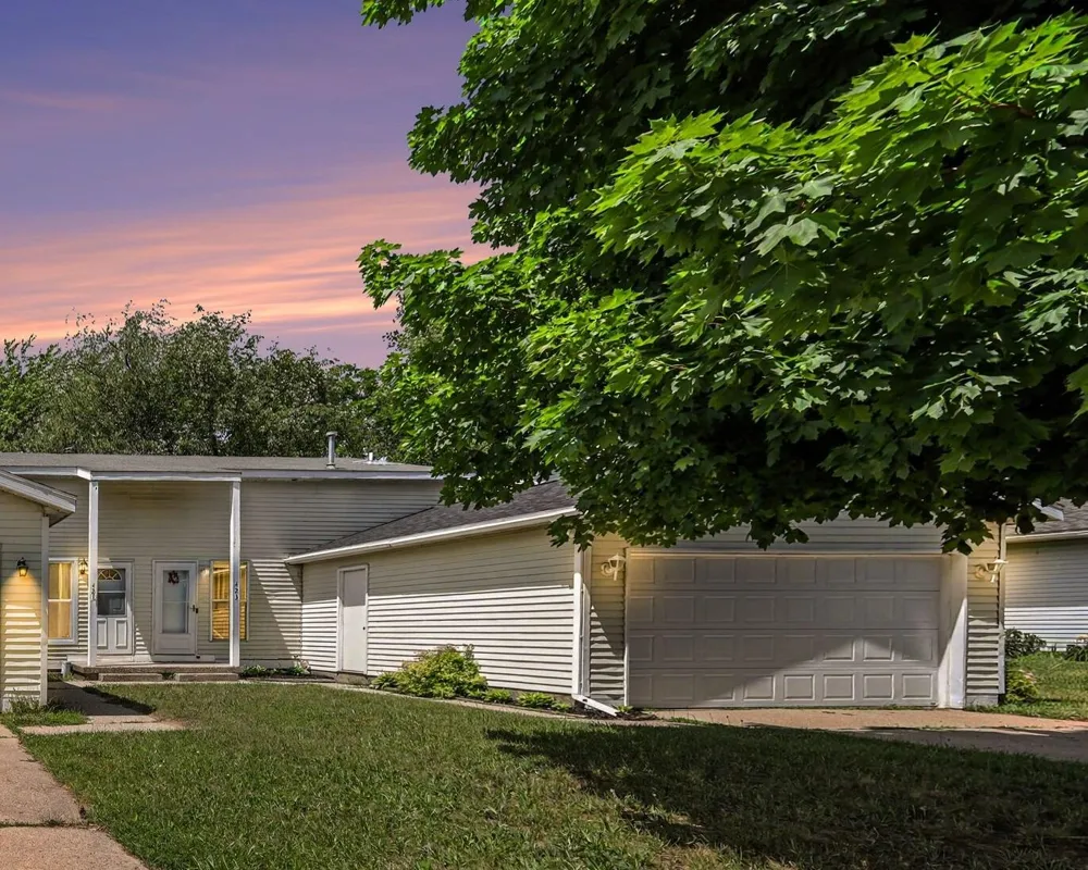 423 Pine Place Street SE Kentwood City, MI 49548