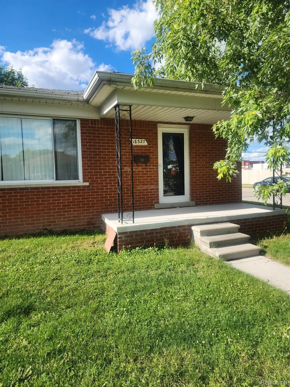 18327 Holland Avenue Eastpointe City, MI 48021
